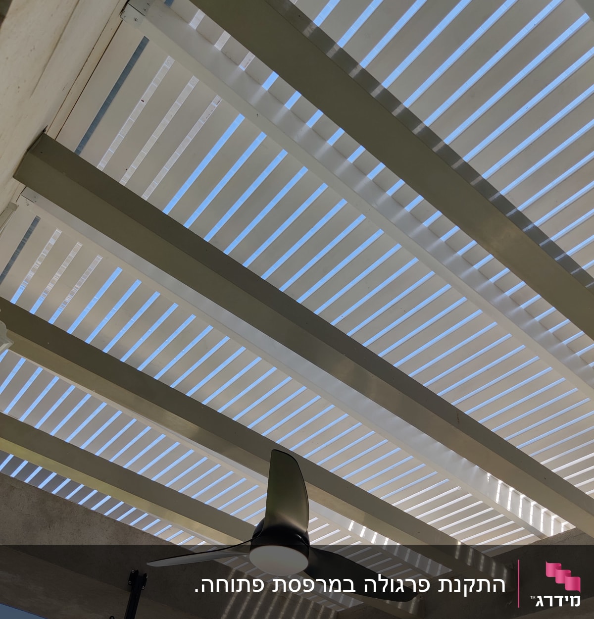 מאוורר תקרה תלוי מתחת לפרגולה מעץ